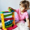 Zabawka edukacyjna Smily Play zjeżdżalnia z piłeczkami i młotkiem (SP82932)